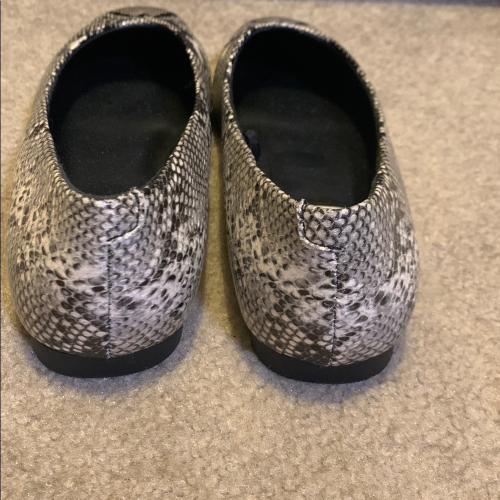Steve Madden Deliah Snakeskin-Print Flats NWOT - Picture 2 of 4